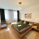 Tina - Old Town, Ac, Free Private Parking Apartman